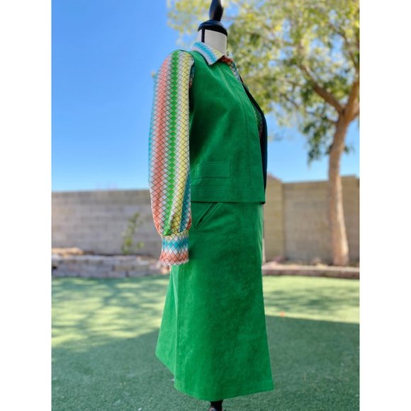 Vintage 1970s Kelly green ultrasuede skirt and vest suit/set (XXS/XS) - Picture 4 of 8